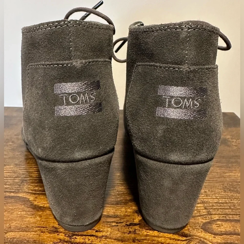 Tom’s Women’s Gray Suede Wedge Booties Size 9